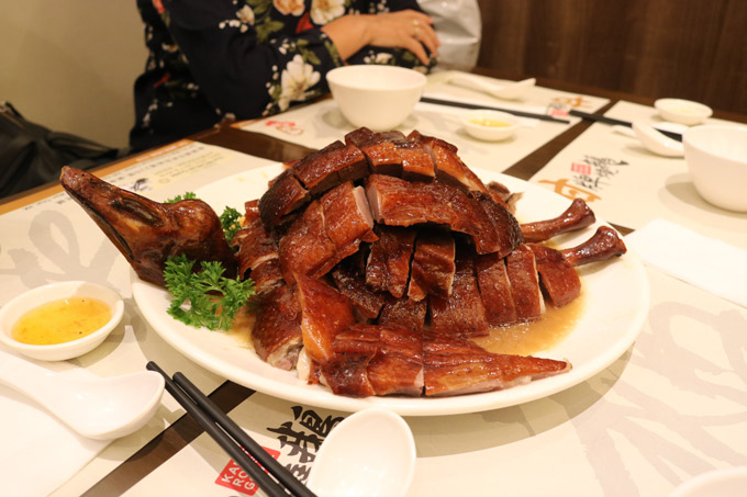 Xếp hàng dài ăn ngỗng quay Hong Kong ngon cả thịt lẫn da